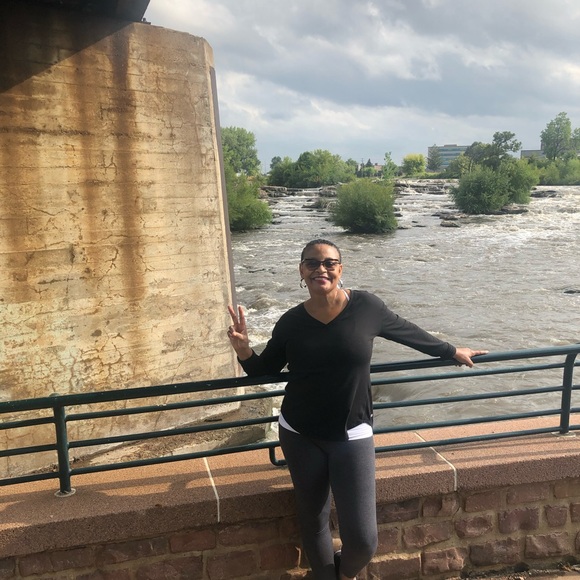 Meet your Posher, Aprill - Picture 1 of 1